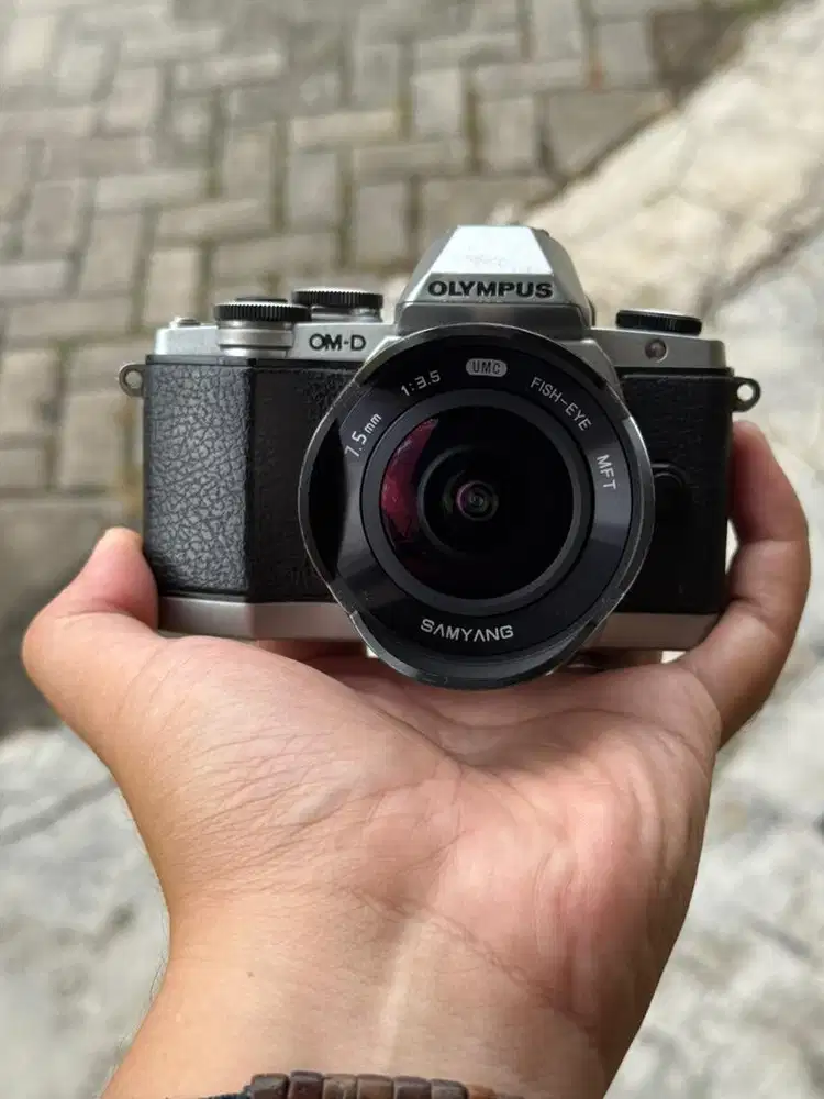 Kamera mirrorless Olympus OM-D EM10 , lensa samyang fish eye MFT 7.5 m