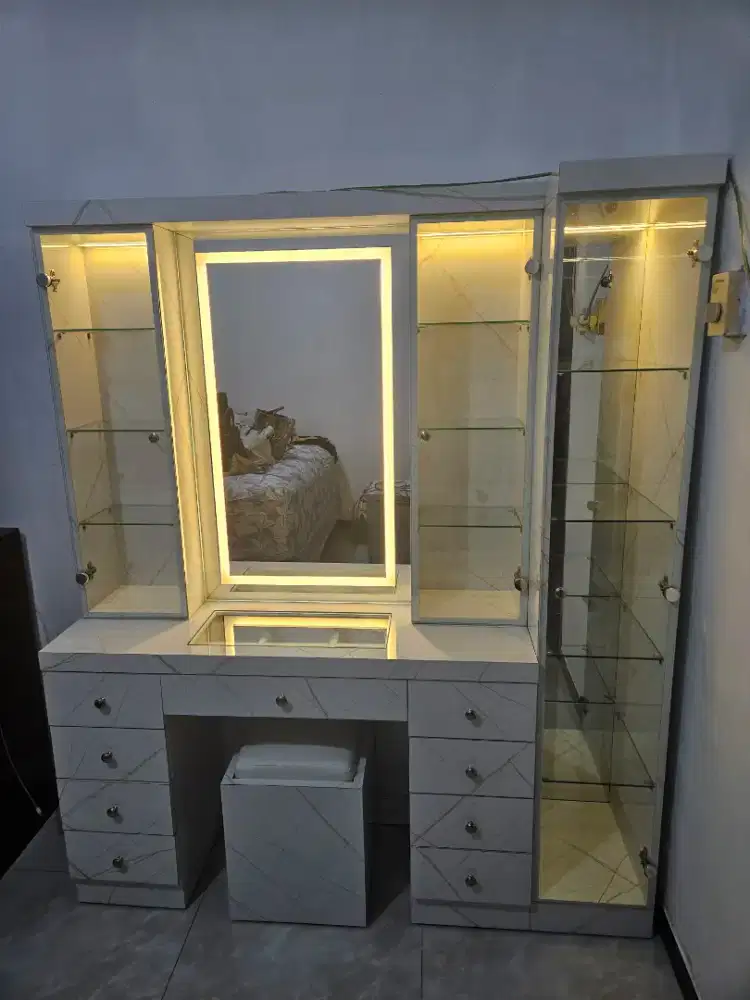 Meja Rias + Lemari kaca