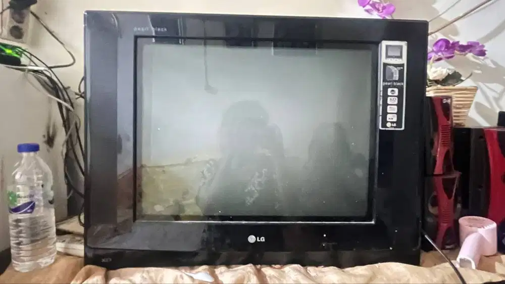 TV tabung LG Pearl Black berukuran 21 inci.