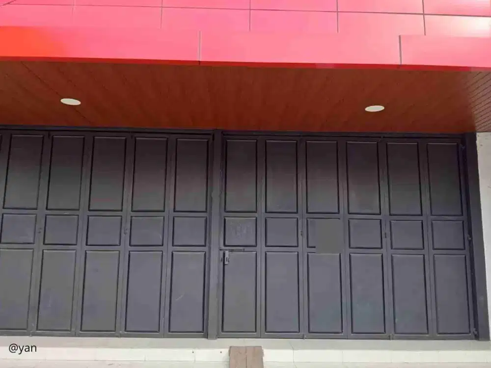 Disewakan Ruko strategis yang berada disimpangan Pasir Gombong di depan Toko Material Pratama