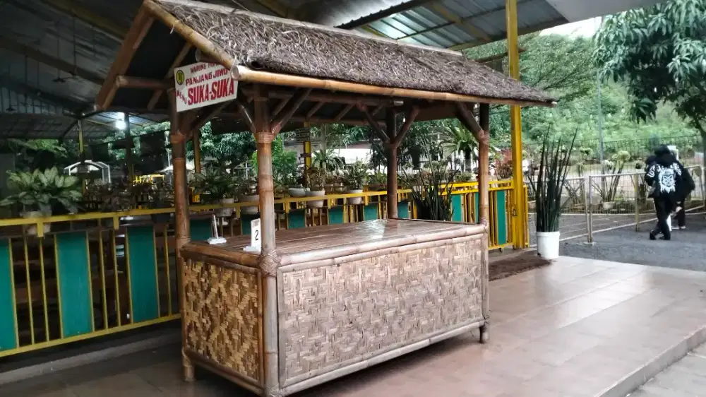 Saung bambu untuk jualan makanan