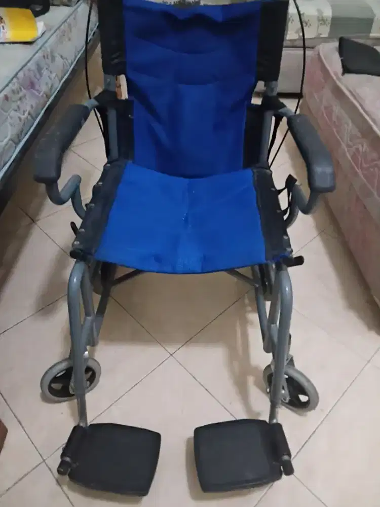 Kursi roda kondisi bagus. Jarang dipakai