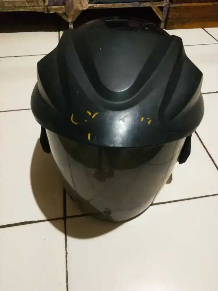 Helm hitam merk honda