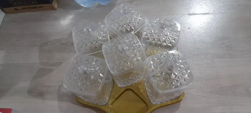 Tempat kue , permen, snack dengan nampan segi enam
