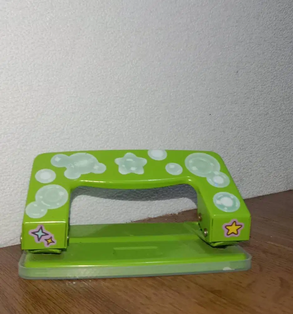 Pembolong Kertas Dua Sisi – Hijau dengan stiker lucu