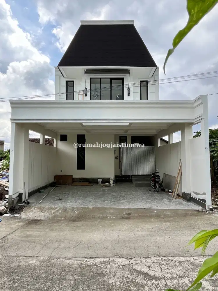 Rumah Baru Full Furniture Desain American Classic di Maguwoharjo