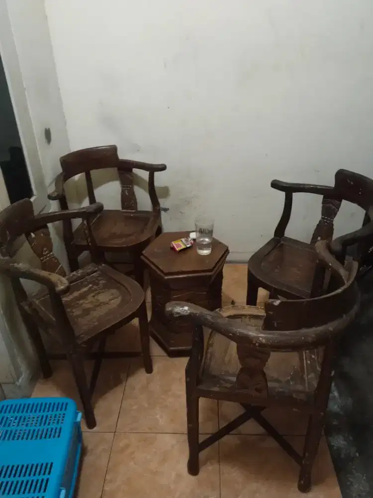 Di jual kursi kayu jati asli.. Masih bagus