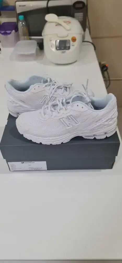 Sepatu new balance 1906 triple white