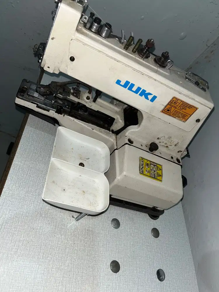 Mesin Pasang Kancing Juki
