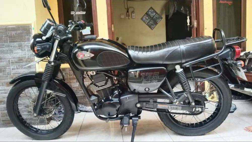 Kawasaki W 175 black style