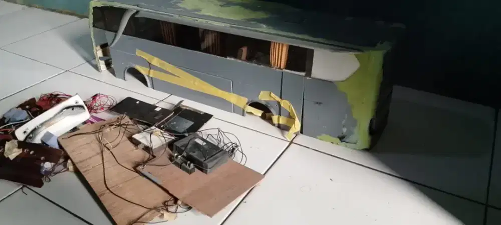 Miniatur bus seperti asli sekala besar 1:20