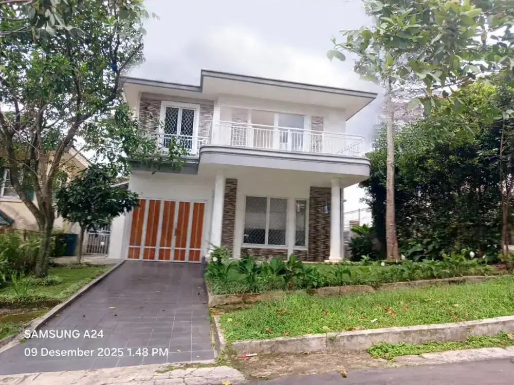 DIKONTRAKAN RUMAH EXCLUSIVE TAHUNAN SEMI FURNISH SIAP HUNI SENTUL CITY SSR925