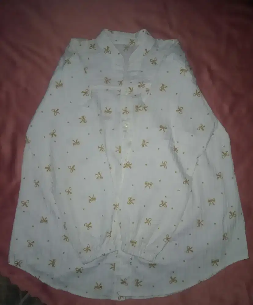 kemeja putih dan coklat