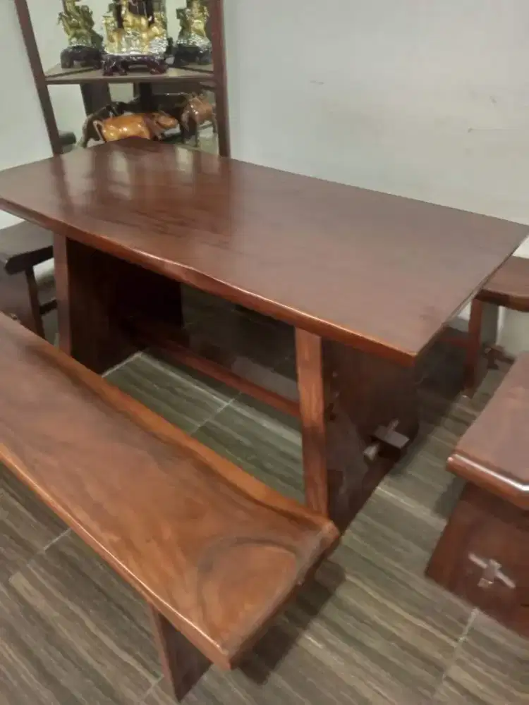Meja makan kayu trembesi alami