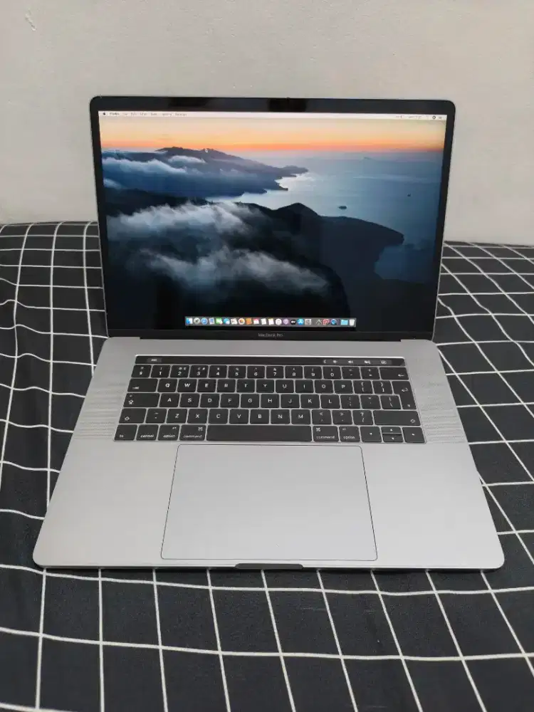 Macbook Pro 15 inch? 2016 i7 16gb/256gb dual vga