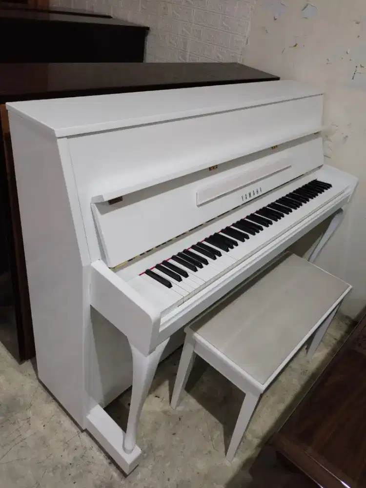 Yamaha piano LU110 T kaki lengkung putih