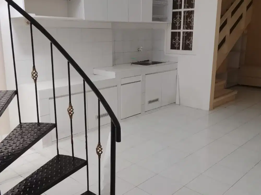 DIKONTRAKAN RUMAH 2 LANTAI BAGUS SIAP HUNI SEMI FURNISH HARGA NEGO SENTUL CITY SSR926
