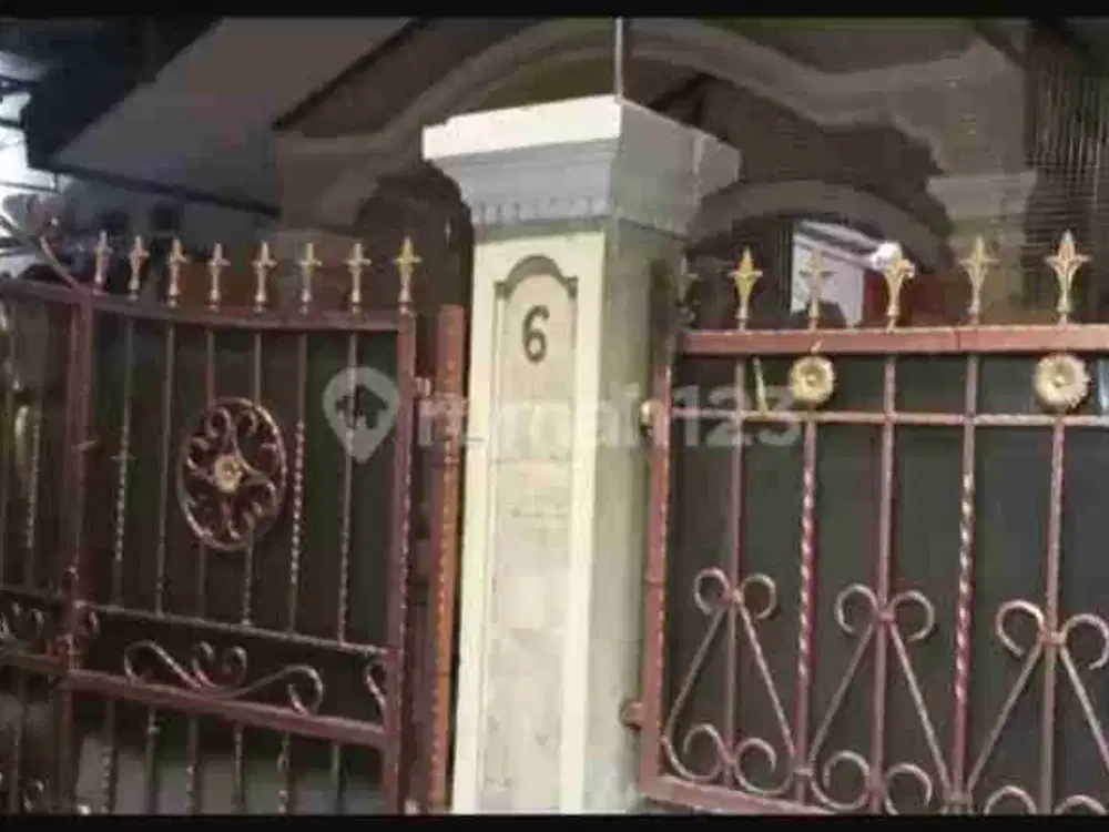 Rumah besar bebas banjir dan strategis