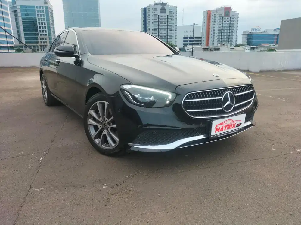 Mercedes Benz E200 2023 NIK 2022 Black KM 22rb ATPM Perfect Condition.