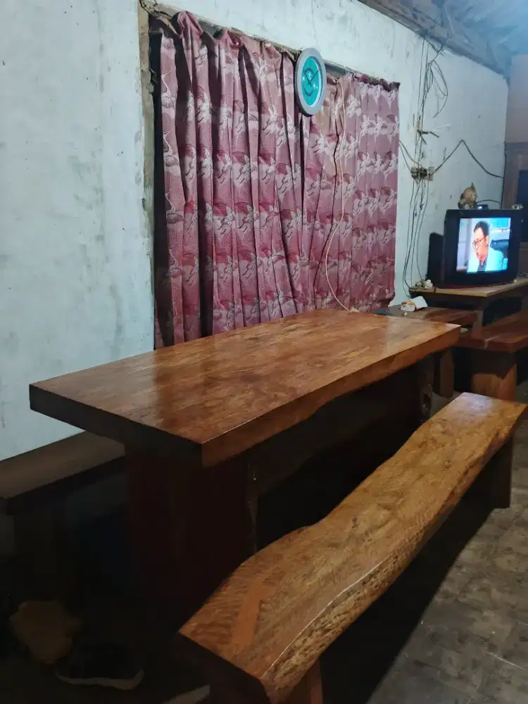 Meja makan antik teras