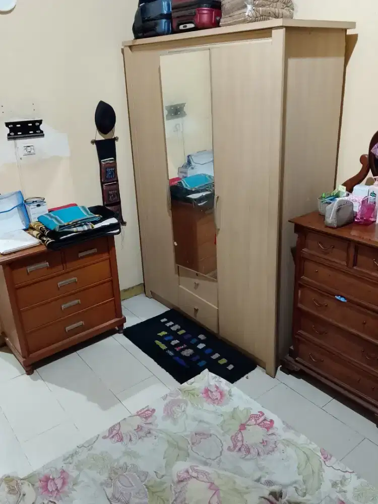 Dijual murah 1 buah lemari pakaian
