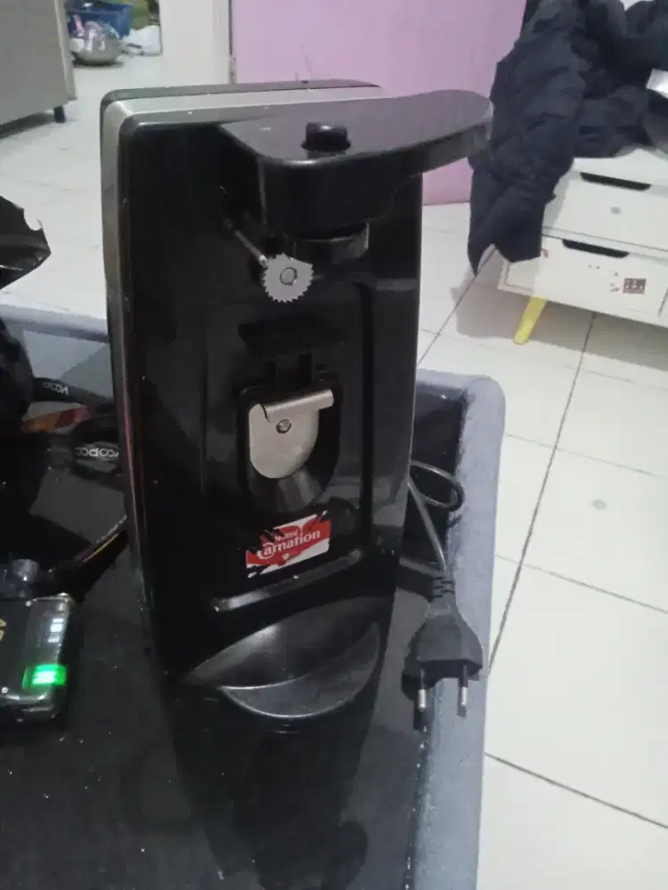 Alat untuk memotong kaleng susu dan segainya
