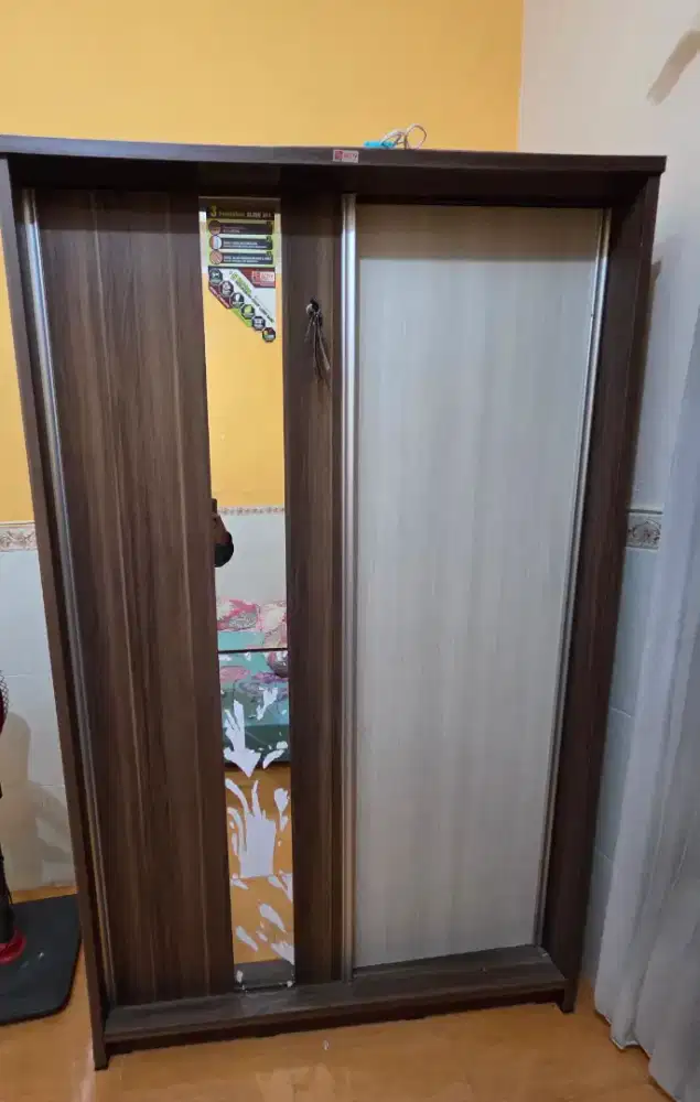 Lemari Pakaian Sliding Merek Activ
