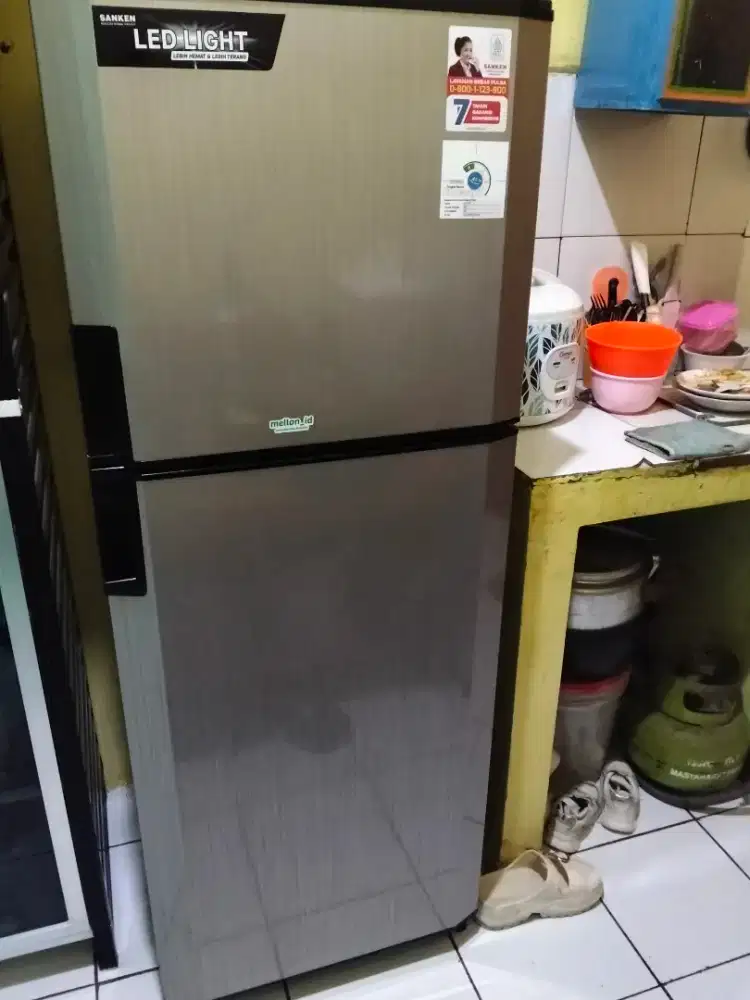 Dijual kulkas 2 pintu merk Sanken