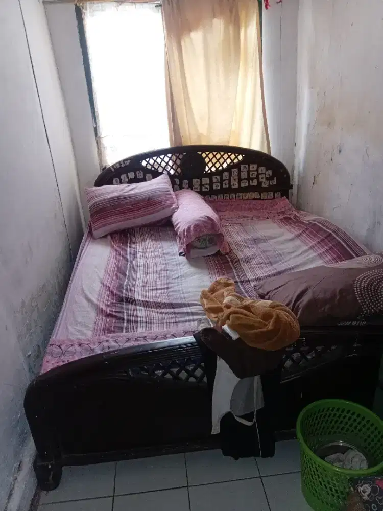 Tempat tidur jati masih dipakai BU buat bayar spp anak