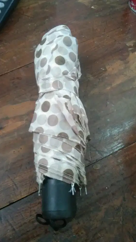 Payung lipat polkadot