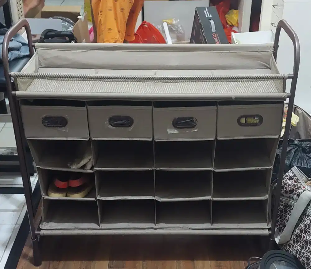 Rak sepatu dan sandal