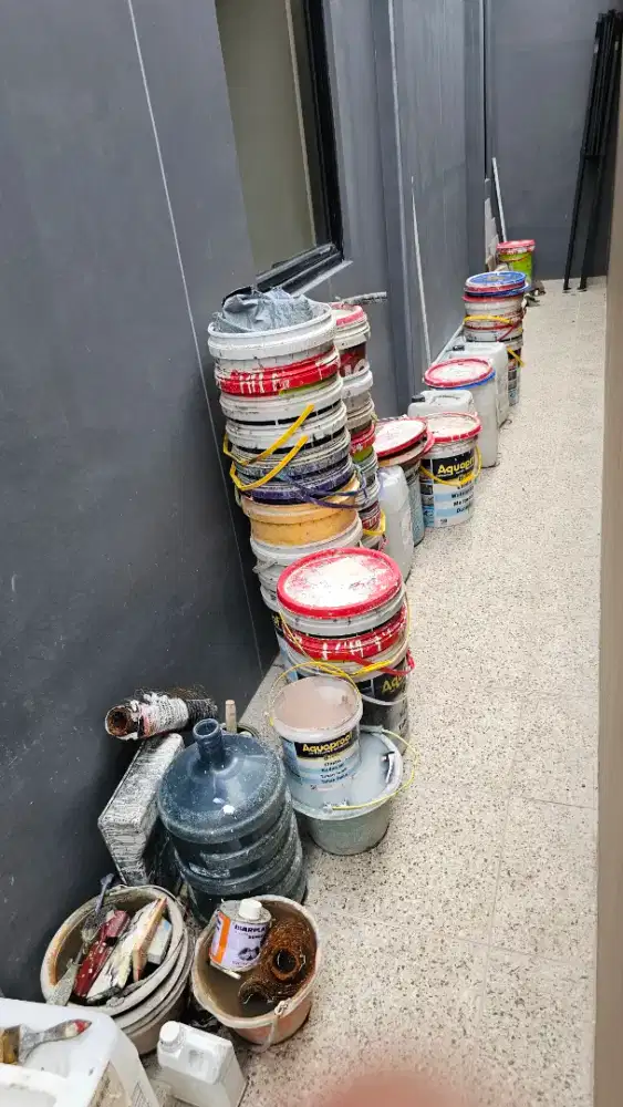 Ember cat dan jerigen bekas thinner