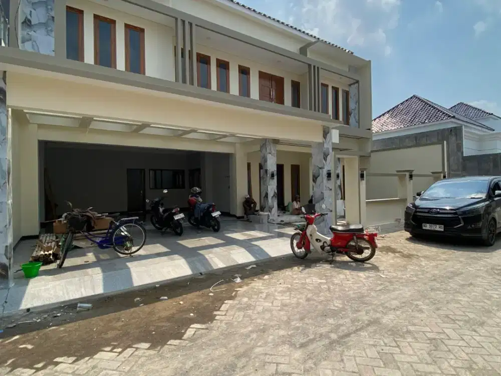 RUMAH MEWAH SOLO SUKOHARJO 5 KAMAR TIDUR 5 KAMAR MANDI CARPORT 6 MOBIL