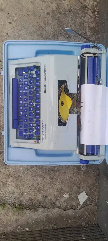 MESIN KETIK VINTAGE BEKAS LENGKAP BESERTAS KOPERNYA