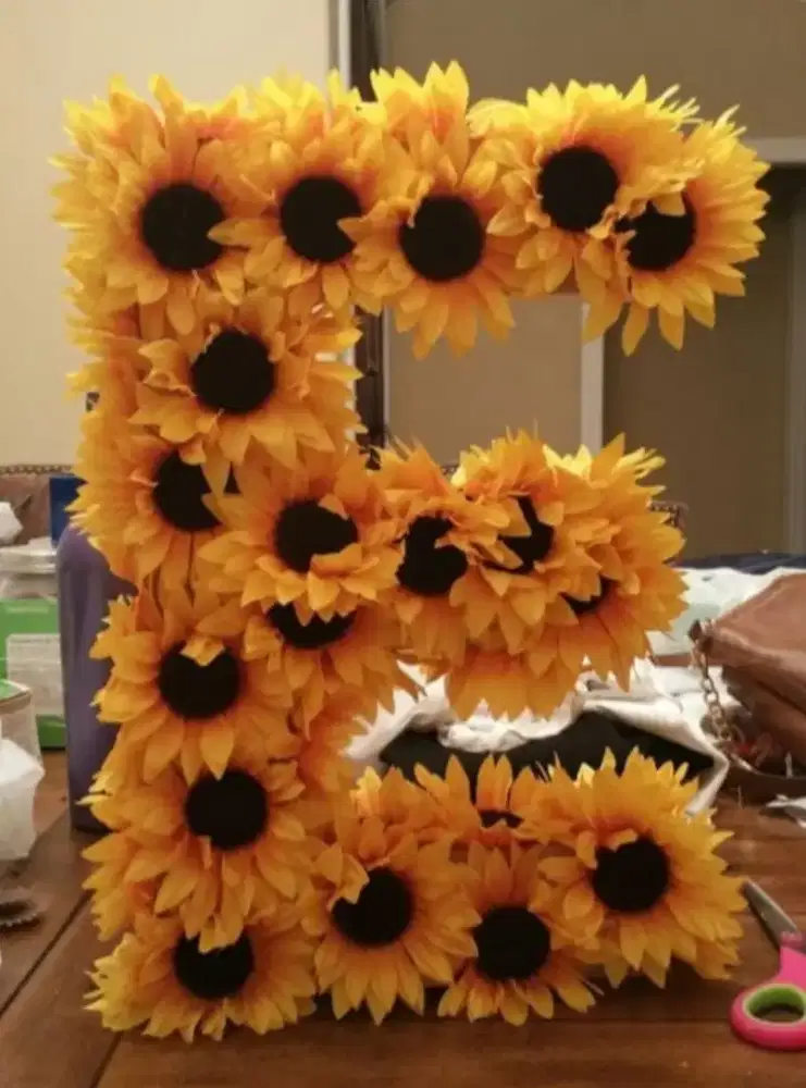 Hiasan huruf E bunga matahari kuning