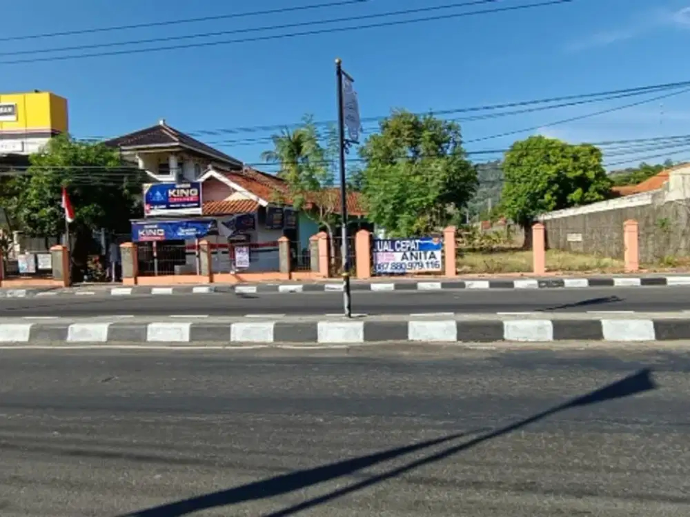 dijual sangat murah , tanah 3080 m di pinggir jalan raya Majalengka , cocok untuk tempat usaha, minimarket, gedung perkantoran , showroom, sekolahan, atau dibangun perumahan cluster.