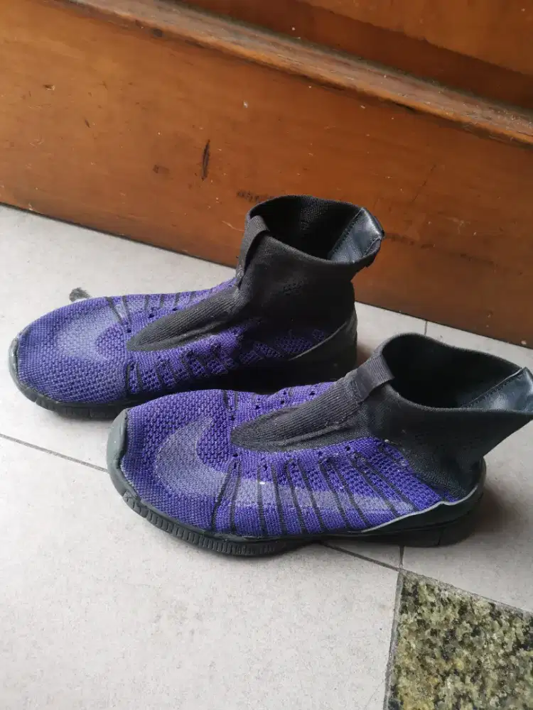 Sepatu Nike bot Keren ringan