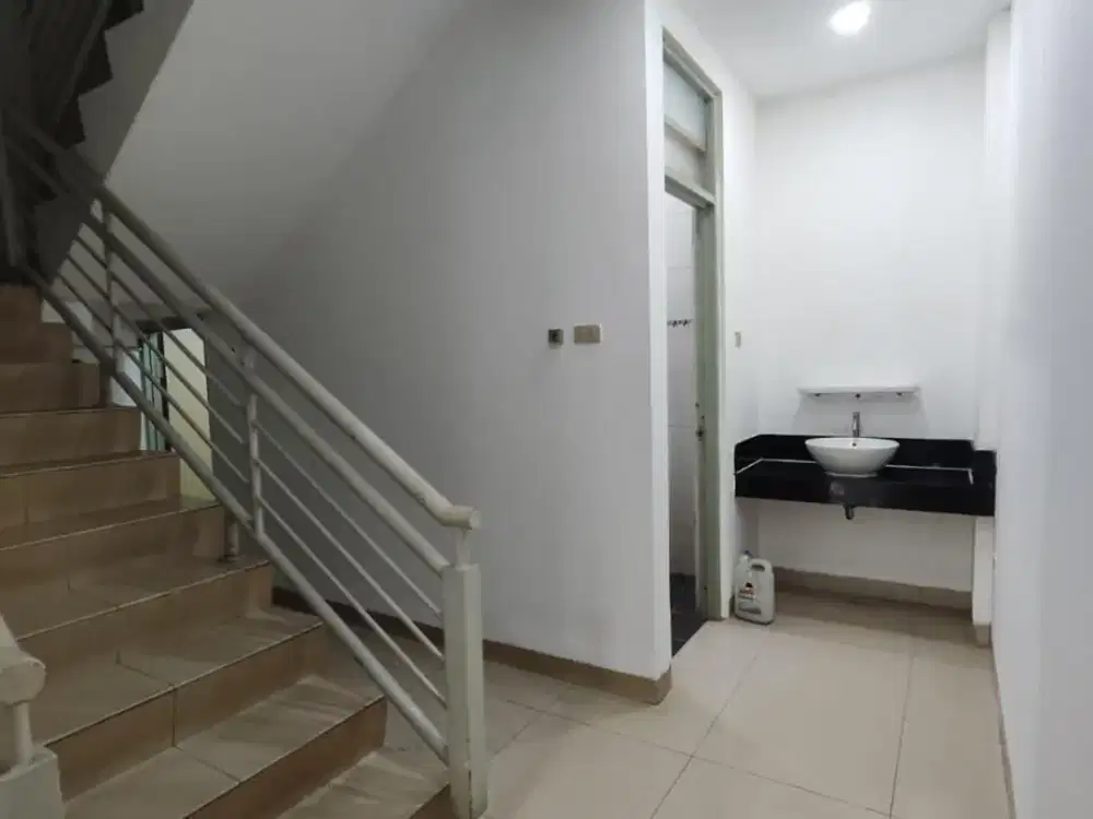 Disewakan Ruko 4.5 Lantai Rapih dengan sekat siap pakai puri mutiara sunter food centrum sunter kemayoran jakarta