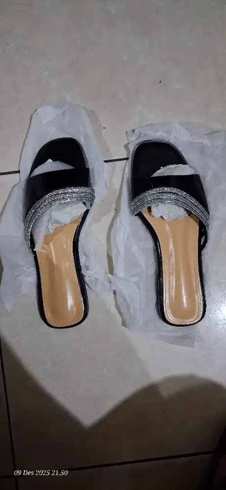 Sepatu/sendal wanita tanpa MEREK size 37