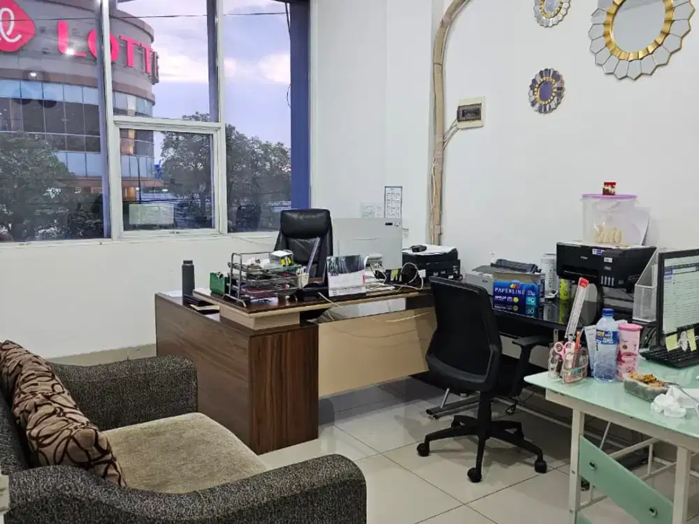 Disewakan ruko 2 1/2 lantai pinggir jalan raya, sebrang Lotte Mart Cocok untuk usaha apa saja