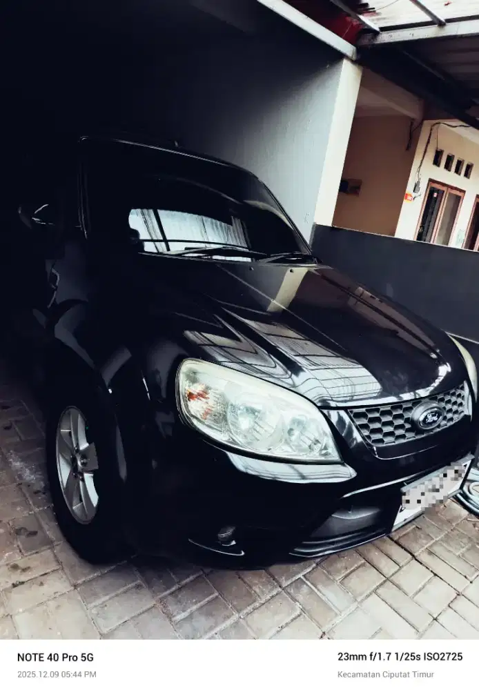 Ford escape hitam 2010 cakep