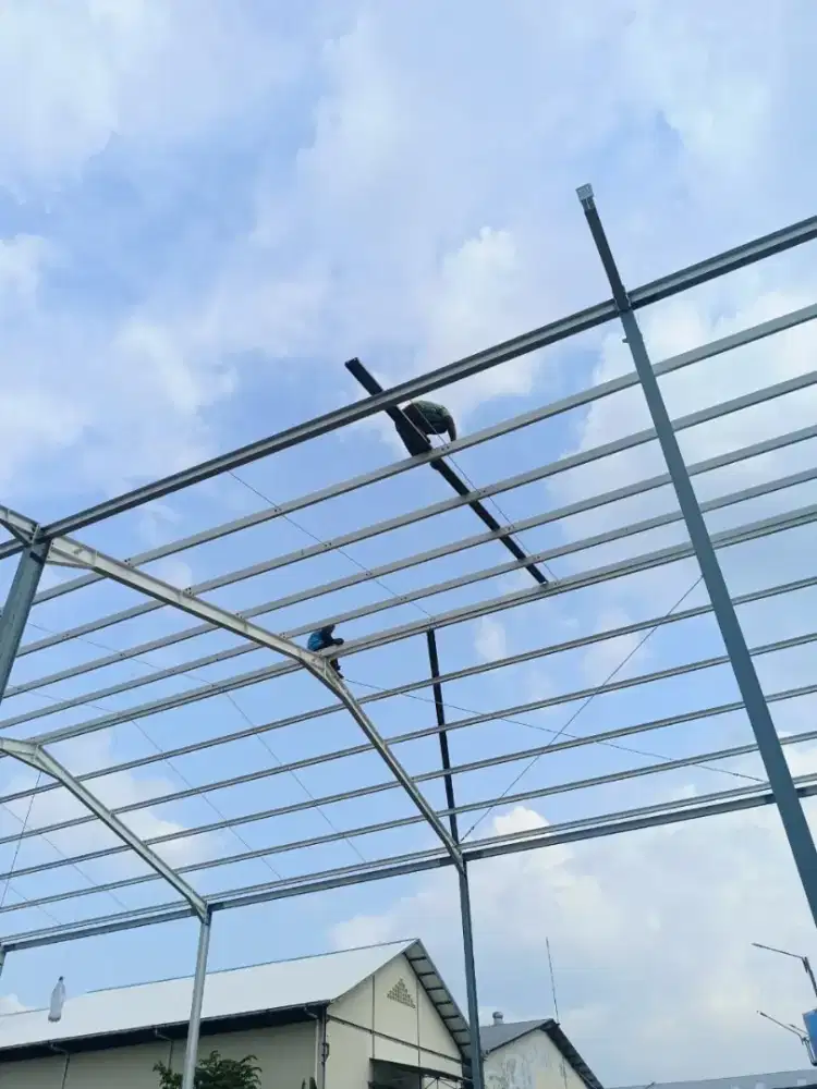 Mengerjakan konstruksi baja dan pekerjaan sipil.