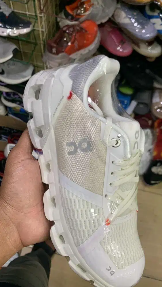 Sepatu on cloud premium