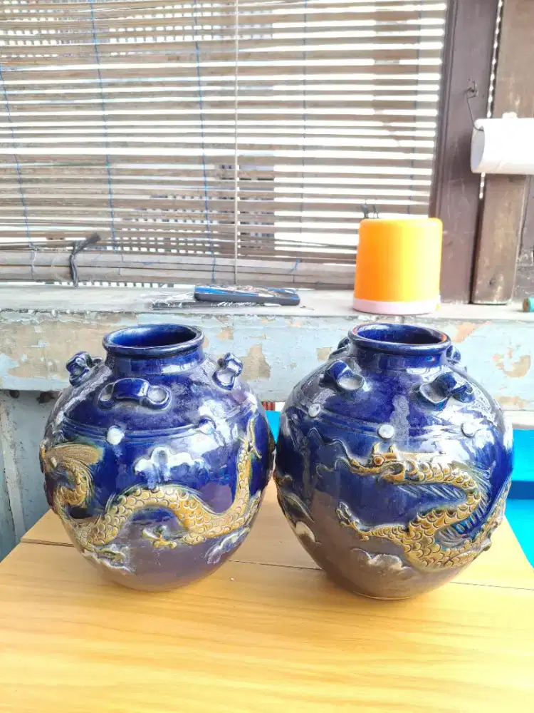 Sepasang Guci jadul ukir masih mulus, bahan keramik