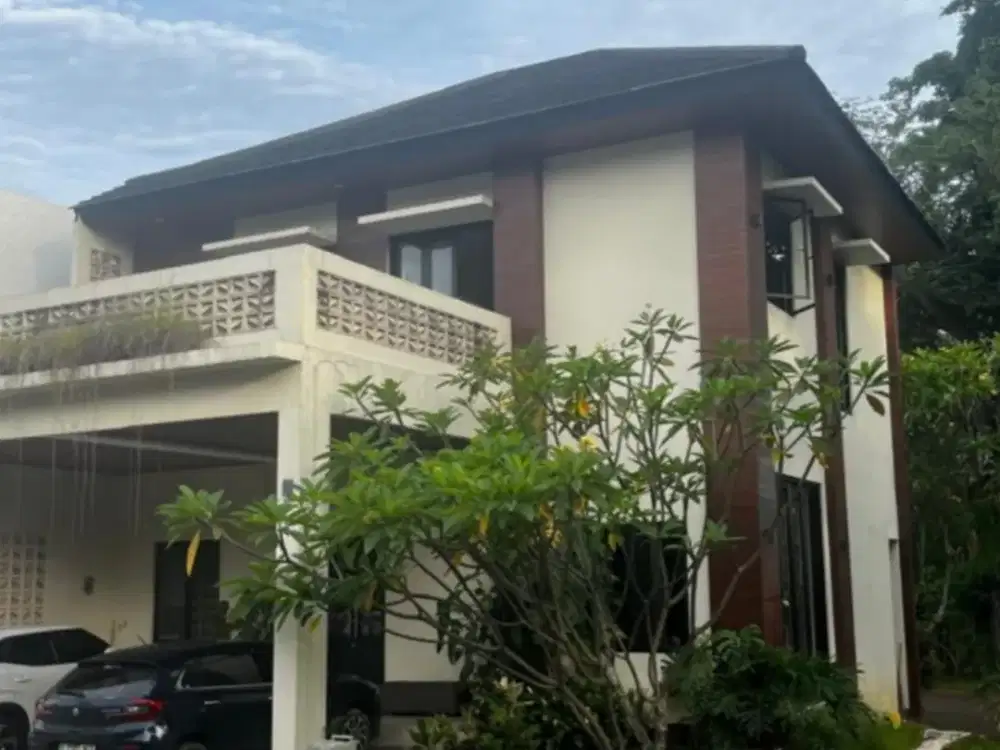 RUMAH HOEK 2LT CANTIK TERAWAT SIAP HUNI DEKAT FASILITAS UMUM SANGAT STRATEGIS