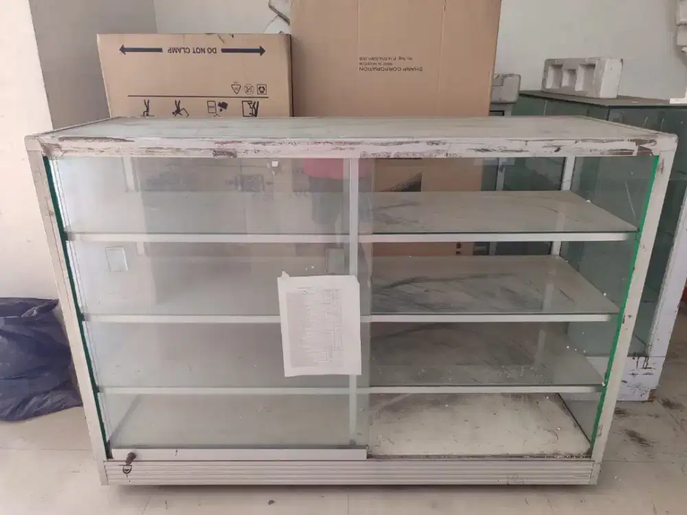 Etalase kaca uk 150