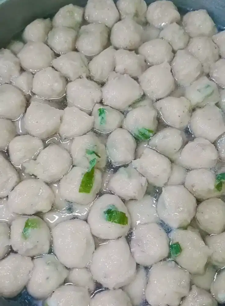 Karyawan produksi bakso