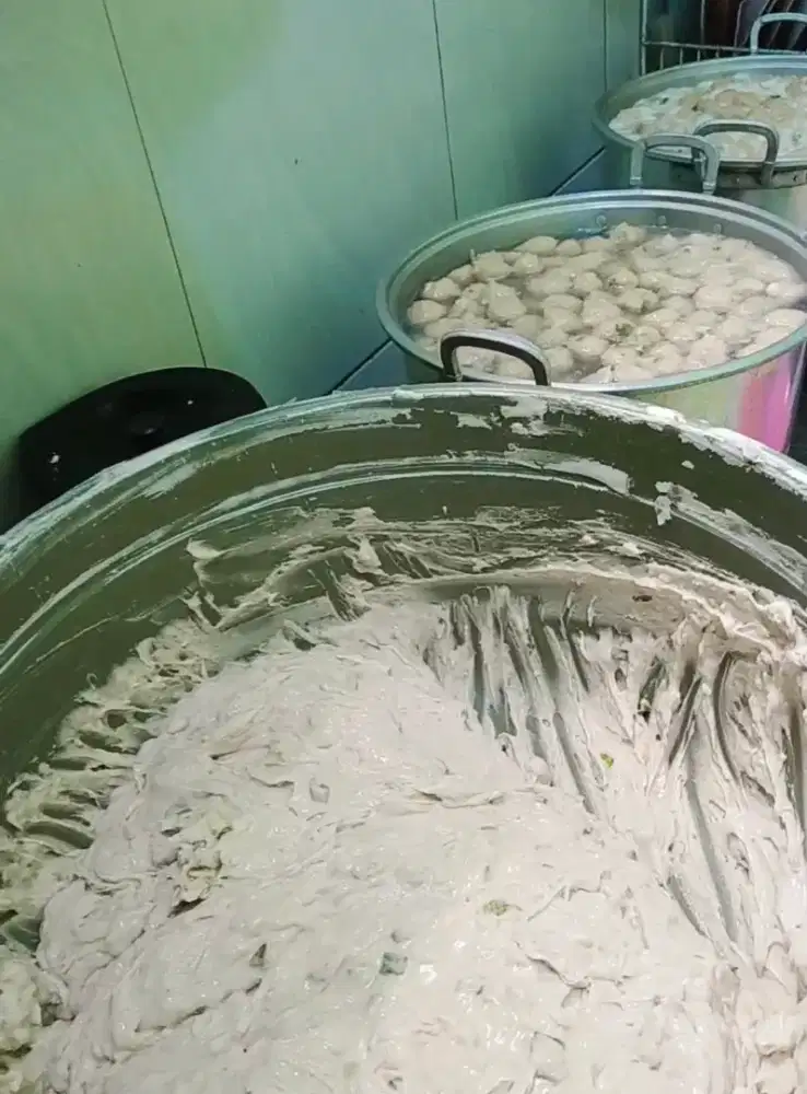 Karyawati Produksi bakso
