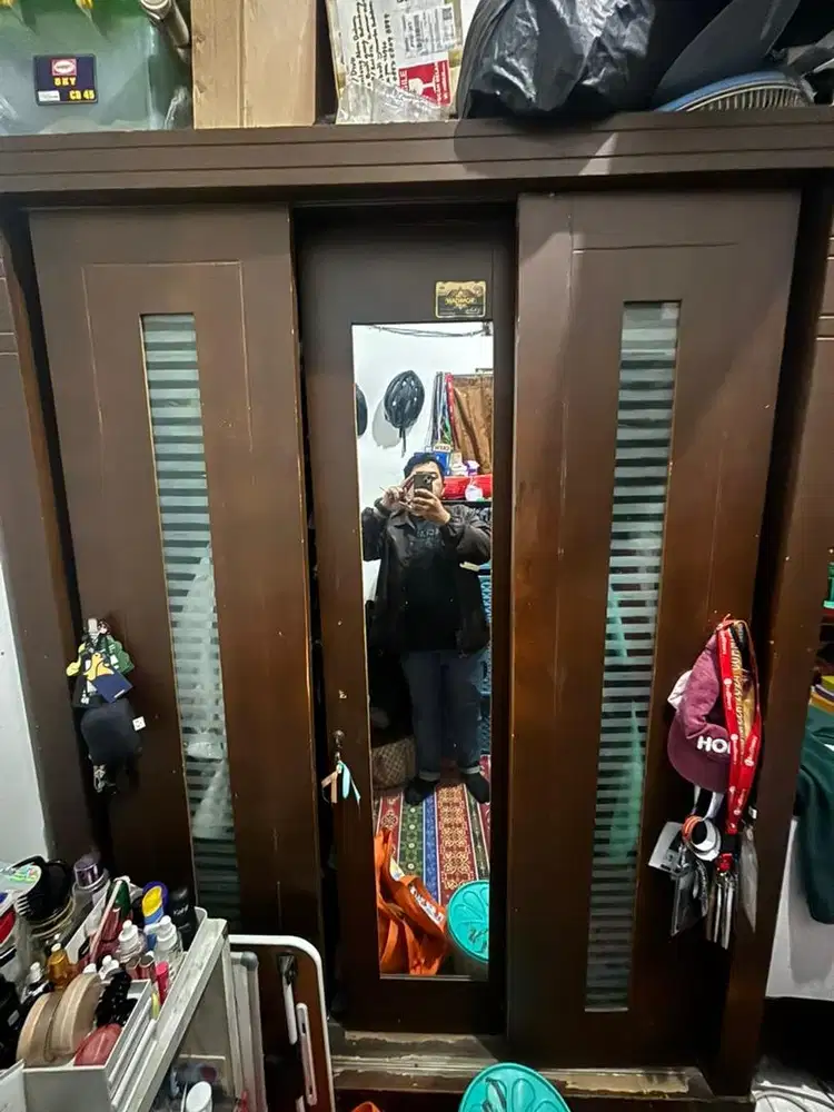 Lemari Kayu Bekas