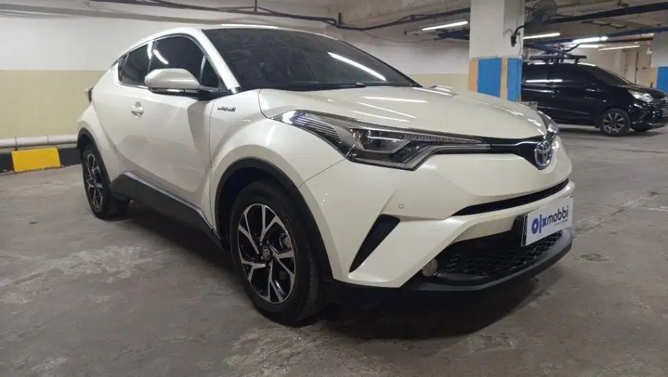 Pajak Panjang TDP 15JT Toyota CHR 1.8 Hybrid-AT 2019 Hitam
